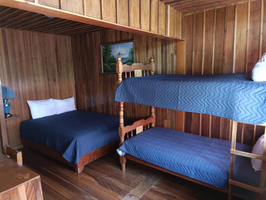 Habitacion Familiar #5 — cama individual y matrimonial