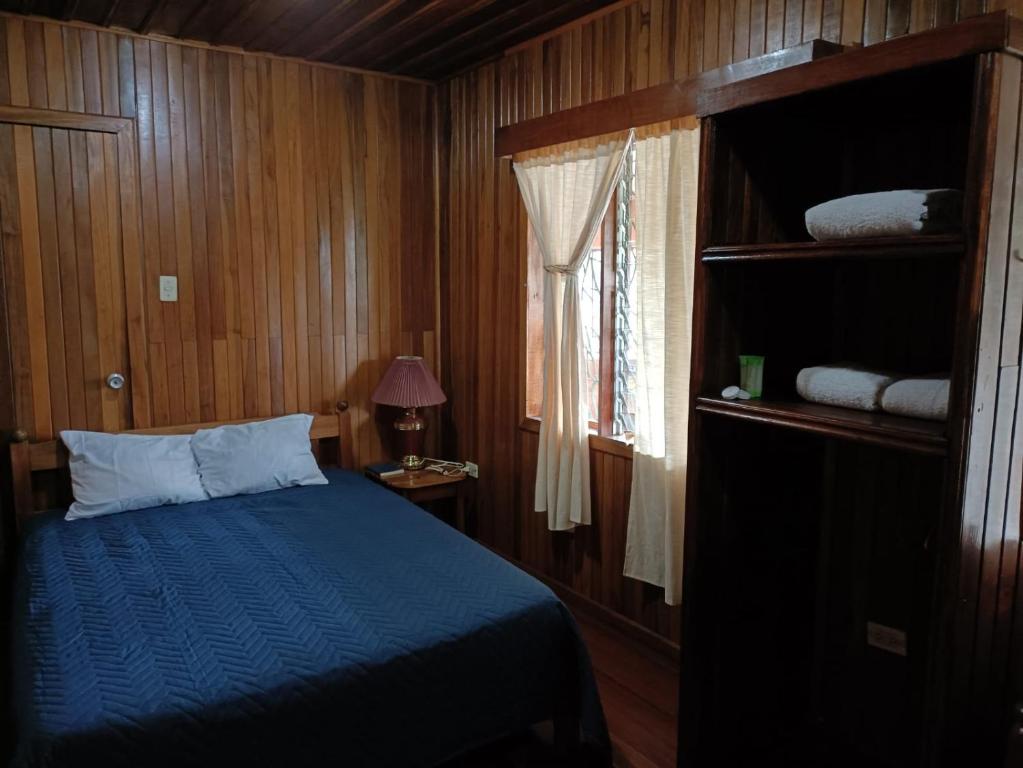 Habitacion Familiar #6 — baño privado