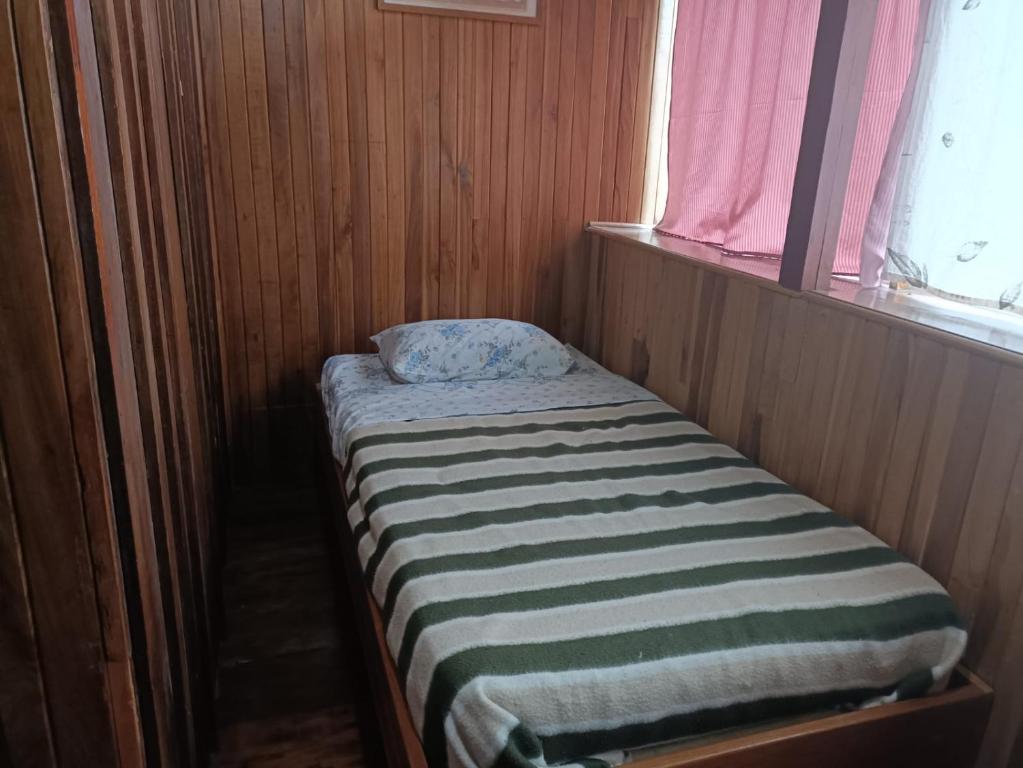 Habitacion Familiar #7 — vista general con cama y literas