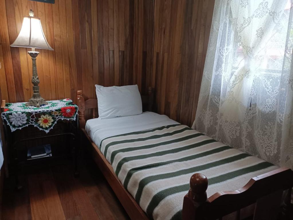 Habitacion Triple — area de estar y comedor