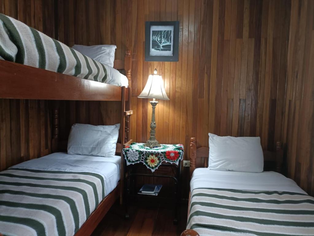 Habitacion Triple — balcon con vista a la montaña